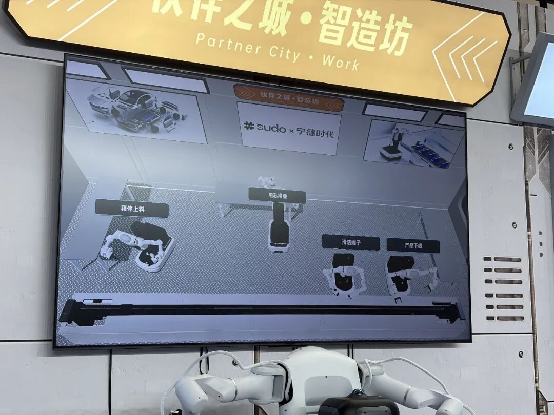 双手配合用一块布包裹物品